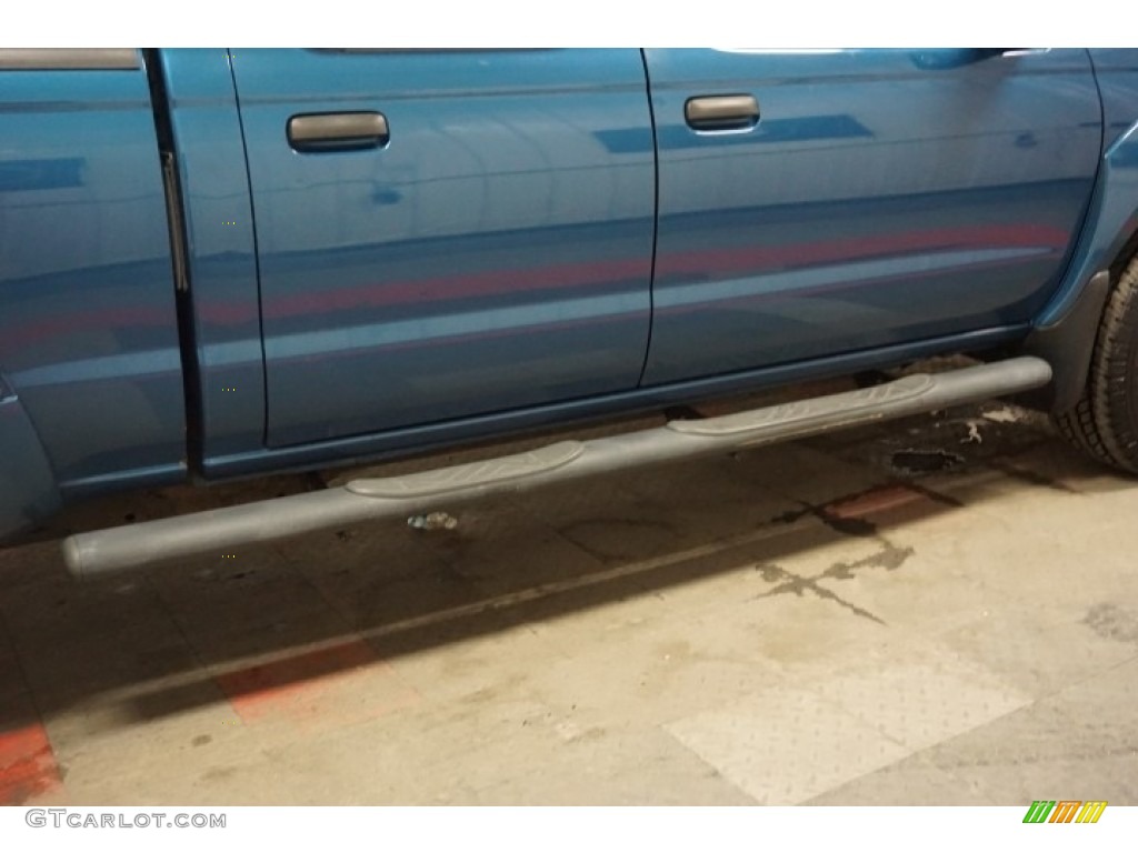 2004 Frontier XE V6 Crew Cab 4x4 - Electric Blue Metallic / Gray photo #59