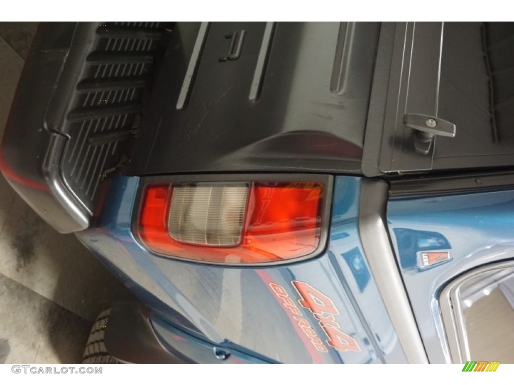 2004 Frontier XE V6 Crew Cab 4x4 - Electric Blue Metallic / Gray photo #63