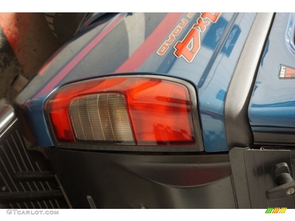 2004 Frontier XE V6 Crew Cab 4x4 - Electric Blue Metallic / Gray photo #64