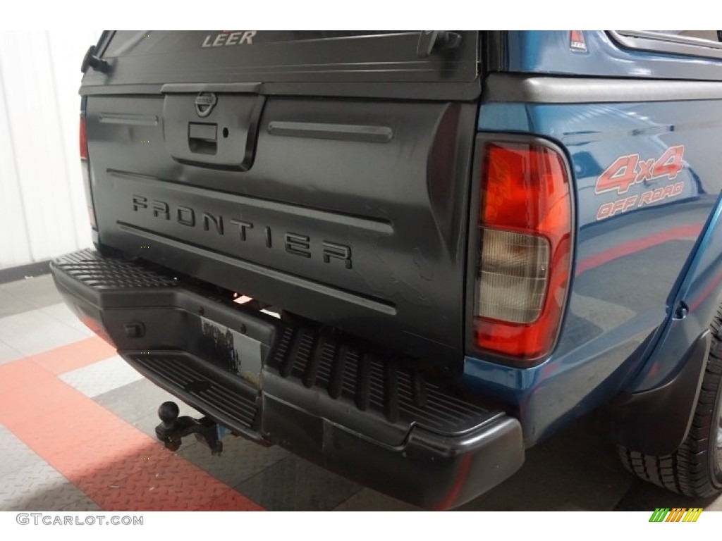 2004 Frontier XE V6 Crew Cab 4x4 - Electric Blue Metallic / Gray photo #66