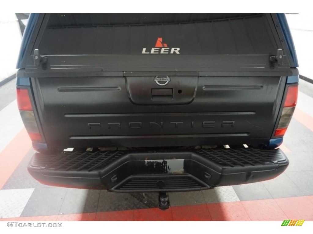 2004 Frontier XE V6 Crew Cab 4x4 - Electric Blue Metallic / Gray photo #67