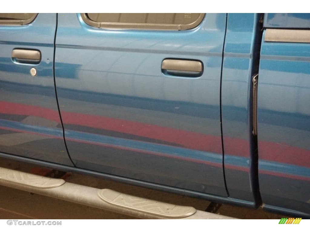 2004 Frontier XE V6 Crew Cab 4x4 - Electric Blue Metallic / Gray photo #71