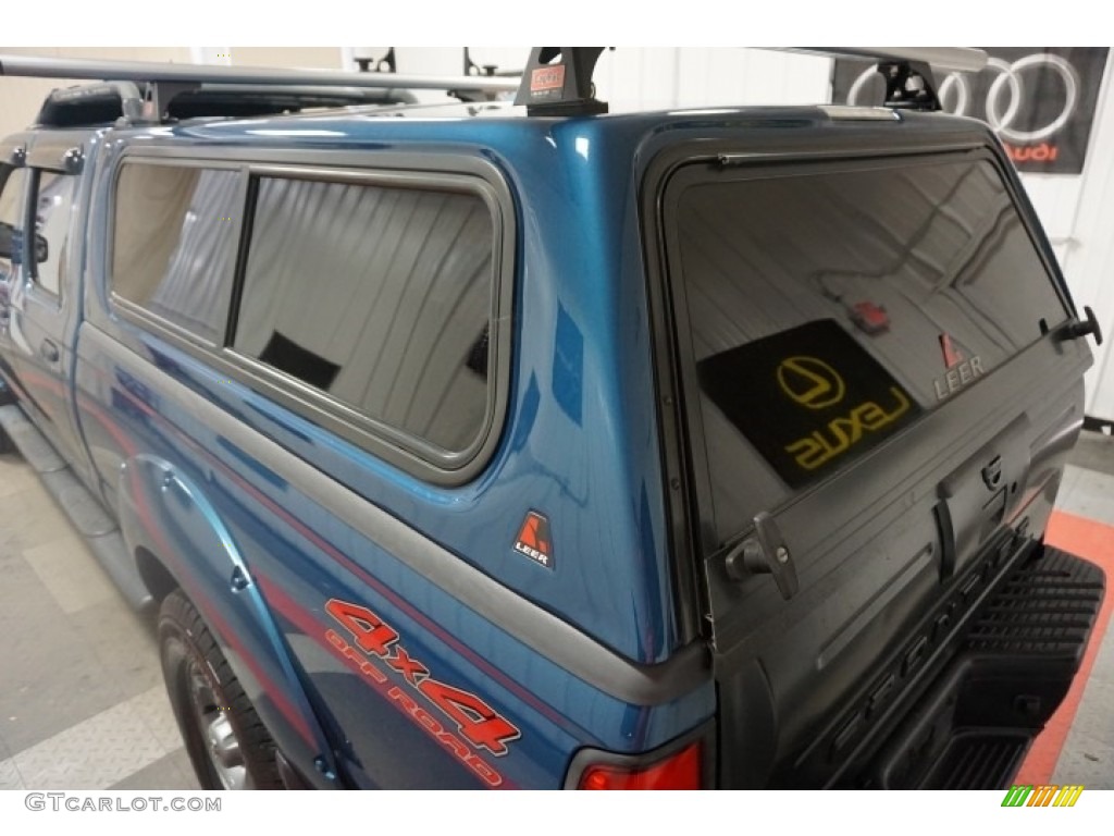 2004 Frontier XE V6 Crew Cab 4x4 - Electric Blue Metallic / Gray photo #81