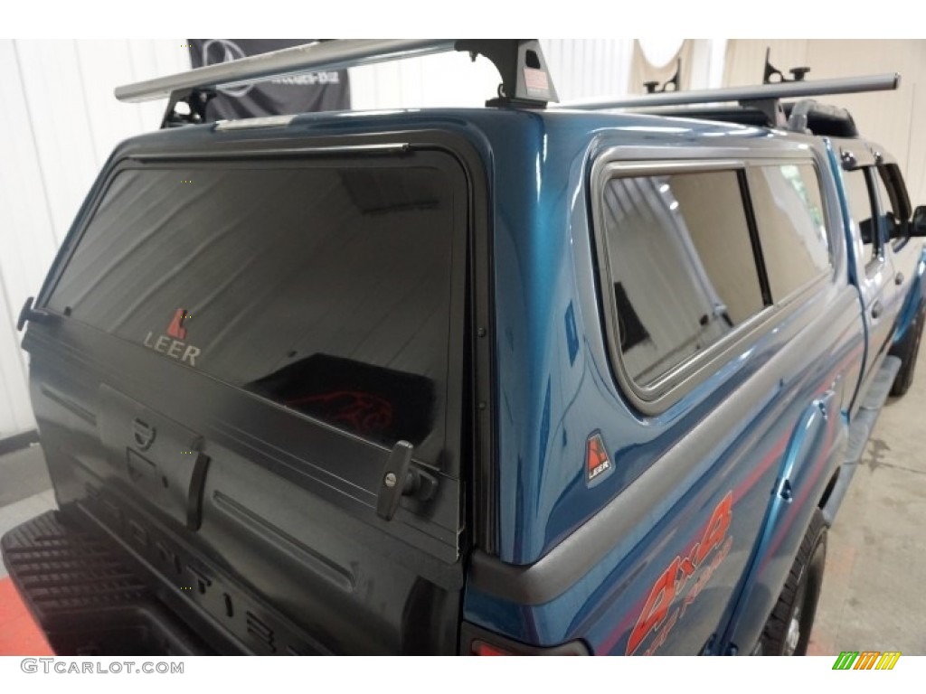 2004 Frontier XE V6 Crew Cab 4x4 - Electric Blue Metallic / Gray photo #83