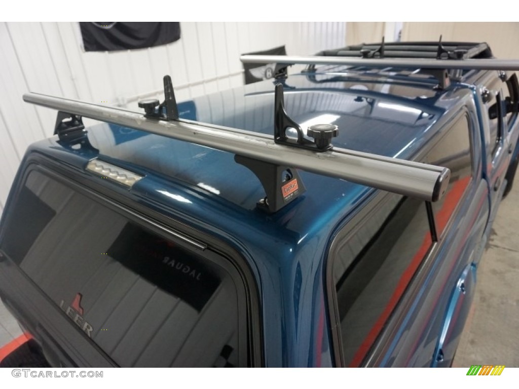 2004 Frontier XE V6 Crew Cab 4x4 - Electric Blue Metallic / Gray photo #84