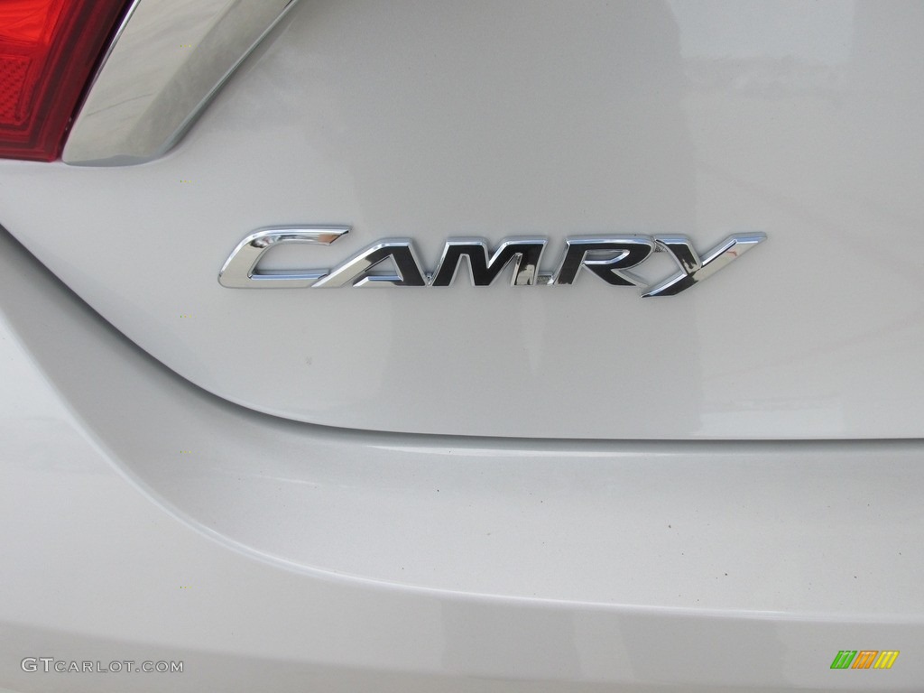 2017 Toyota Camry XLE Marks and Logos Photo #114203598