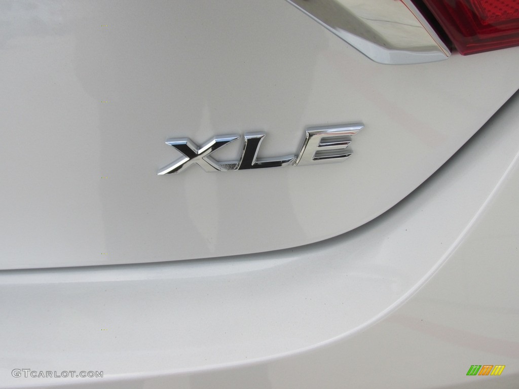 2017 Toyota Camry XLE Marks and Logos Photos