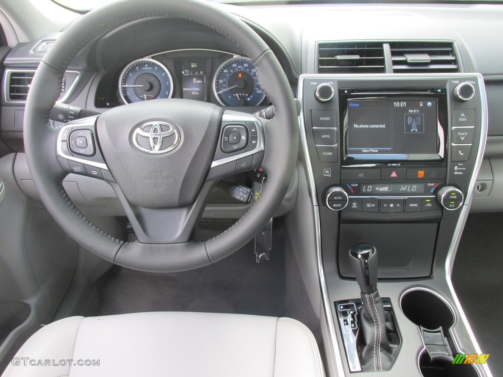 2017 Toyota Camry XLE Ash Steering Wheel Photo #114203808