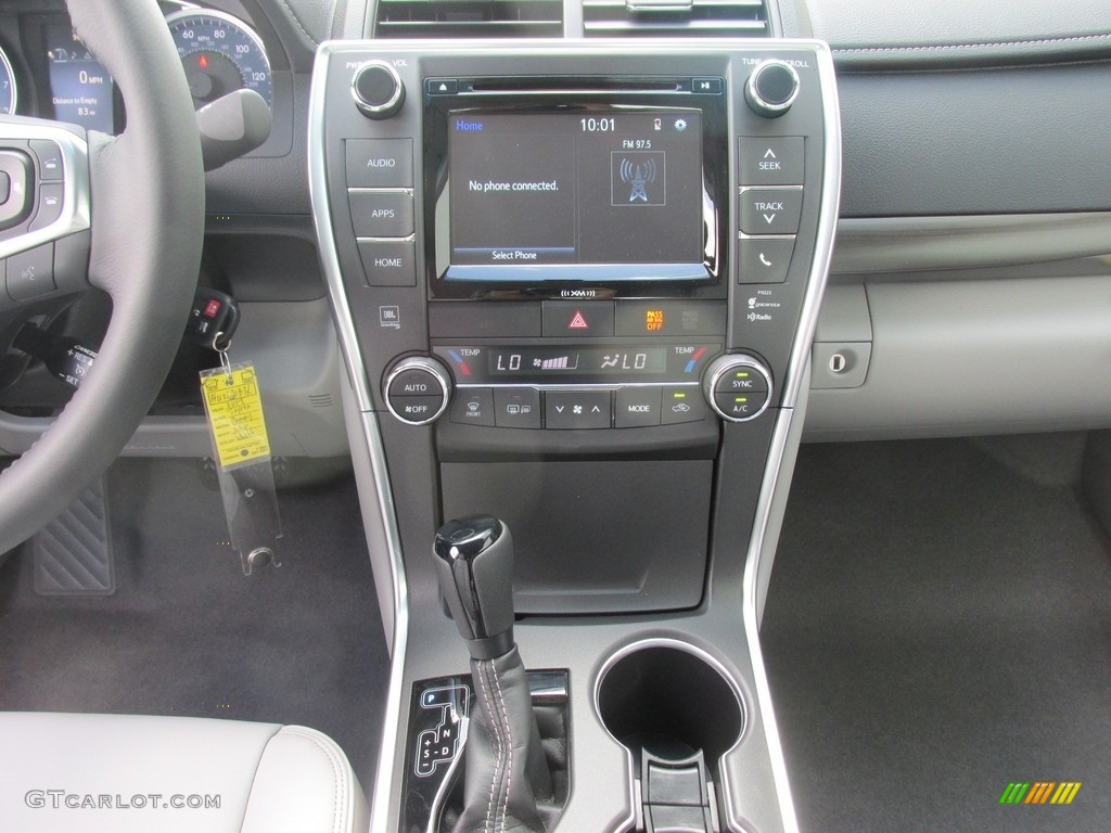 2017 Toyota Camry XLE Controls Photo #114203832