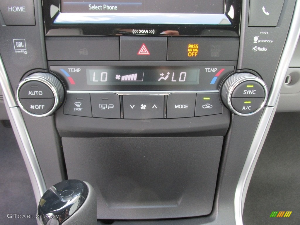 2017 Toyota Camry XLE Controls Photo #114203887