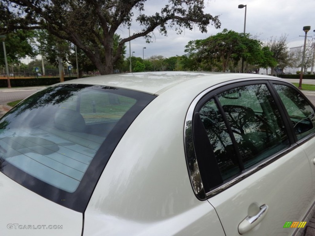 2005 Amanti  - Pearl White / Gray photo #16