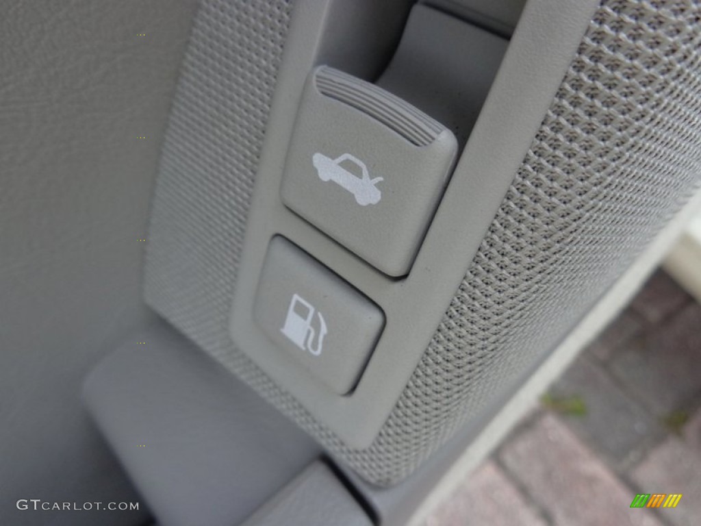 2005 Amanti  - Pearl White / Gray photo #41