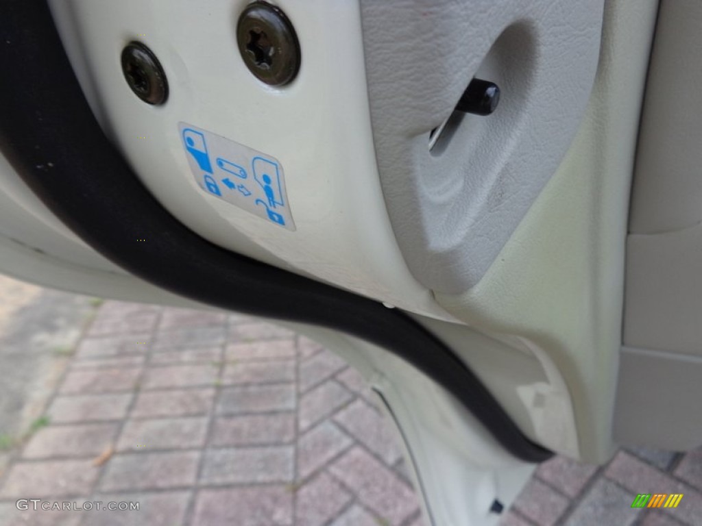 2005 Amanti  - Pearl White / Gray photo #53