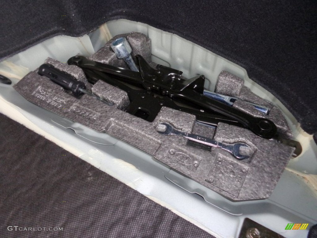 2005 Amanti  - Pearl White / Gray photo #76