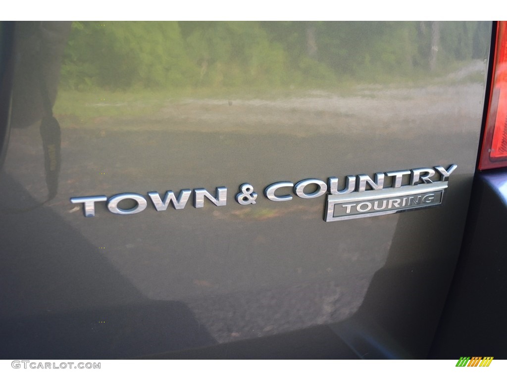 2010 Town & Country Touring - Dark Titanium Metallic / Dark Slate Gray/Light Shale photo #5