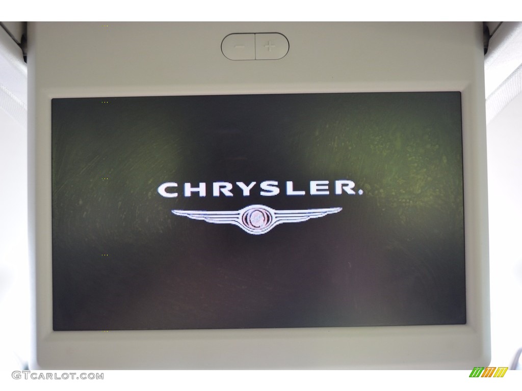 2010 Town & Country Touring - Dark Titanium Metallic / Dark Slate Gray/Light Shale photo #38