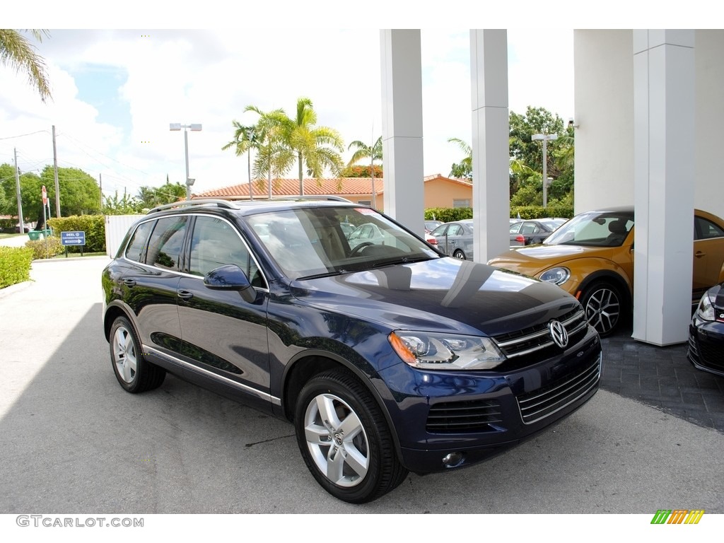 2013 Touareg VR6 FSI Lux 4XMotion - Night Blue Metallic / Cornsilk Beige photo #1