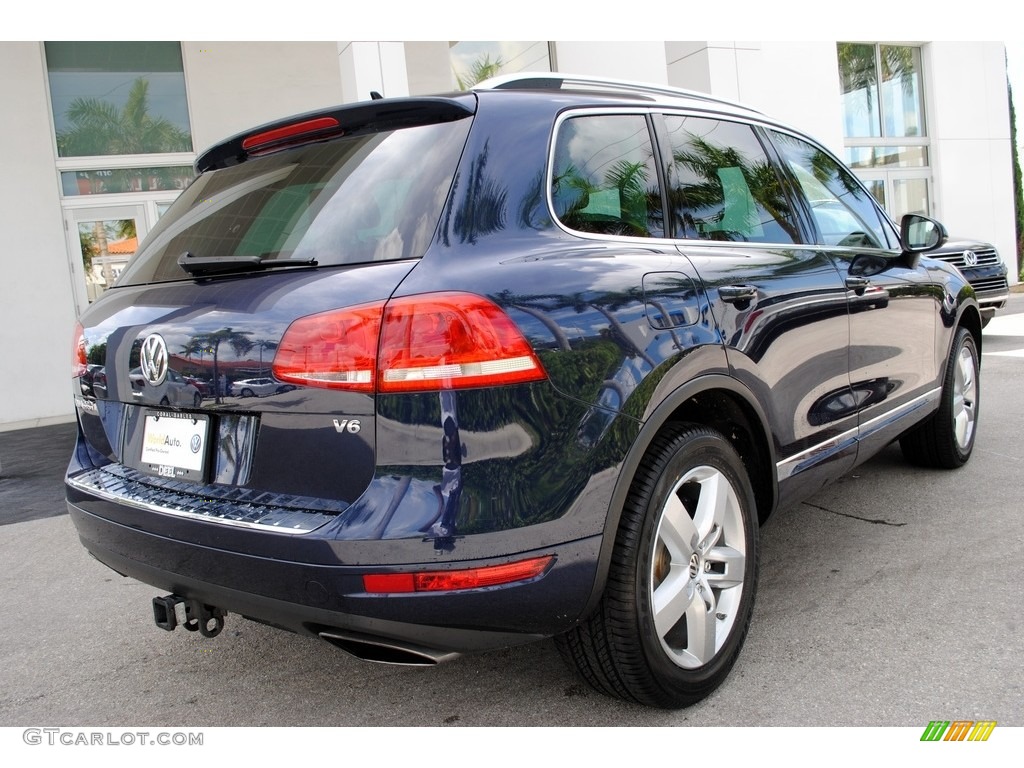 2013 Touareg VR6 FSI Lux 4XMotion - Night Blue Metallic / Cornsilk Beige photo #10