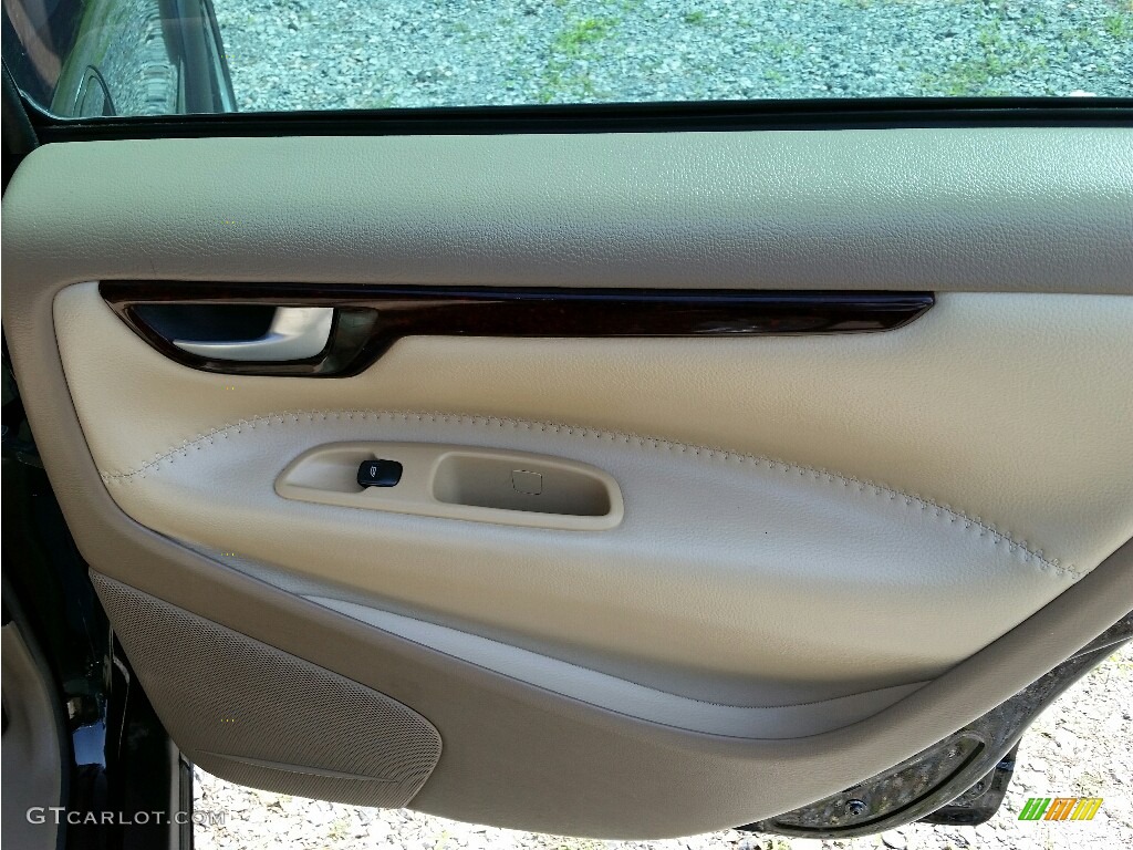 2004 XC70 AWD - Black / Beige/Light Sand photo #12