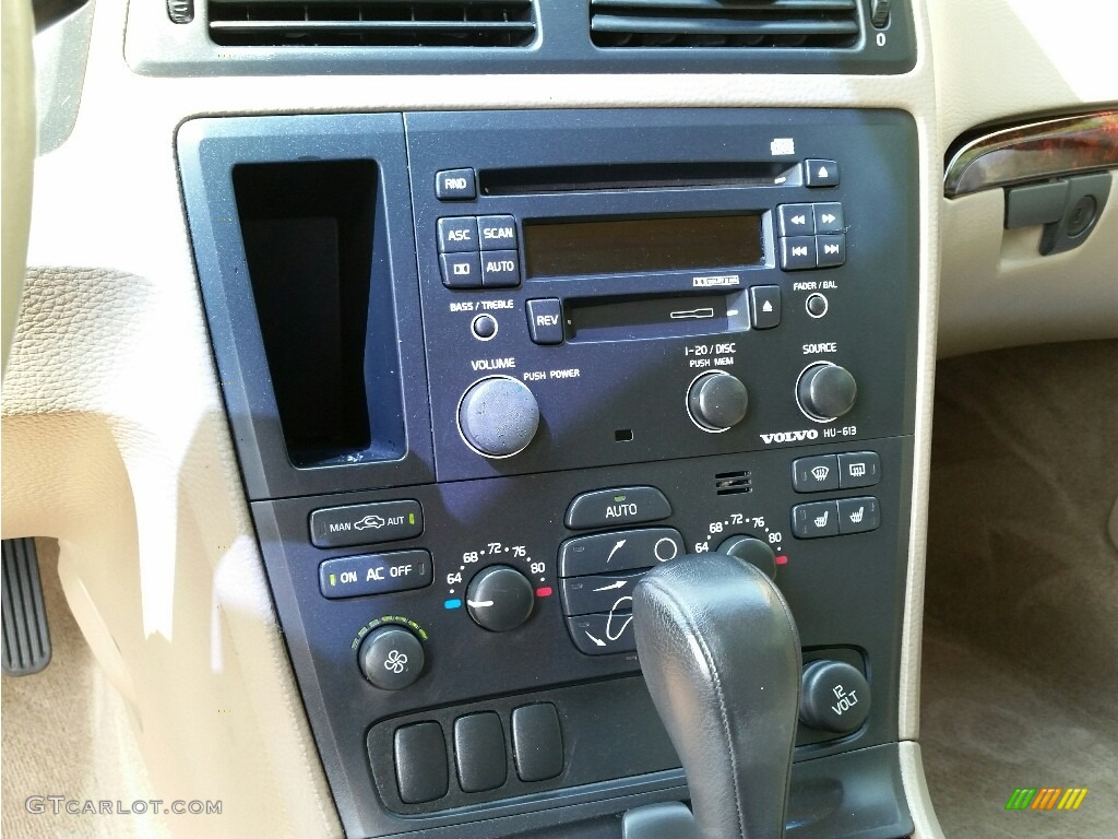 2004 XC70 AWD - Black / Beige/Light Sand photo #16
