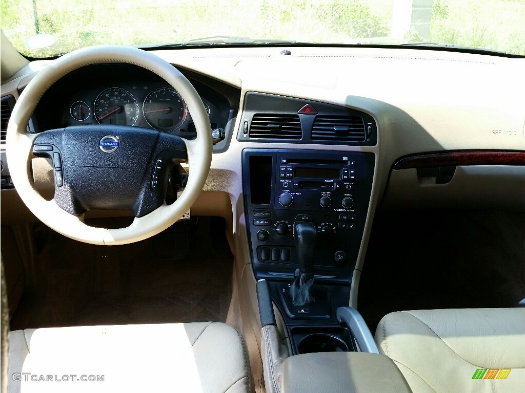 2004 XC70 AWD - Black / Beige/Light Sand photo #22
