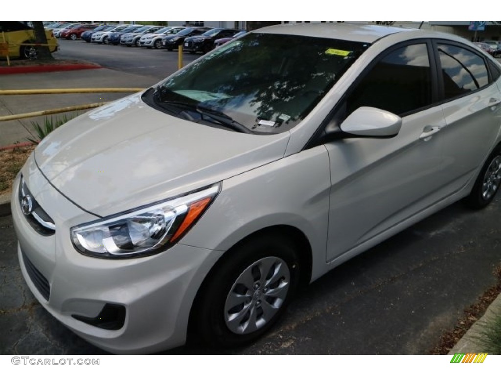 2016 Accent SE Sedan - Misty Beige / Beige photo #1