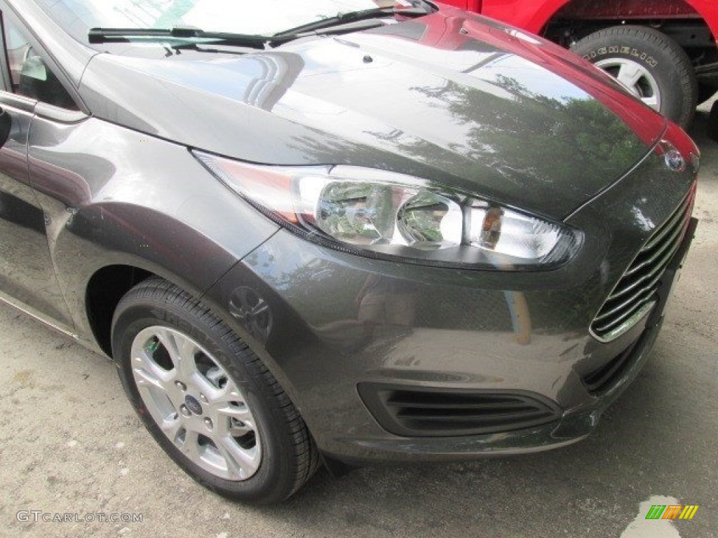 2015 Fiesta SE Sedan - Magnetic Metallic / Charcoal Black photo #2