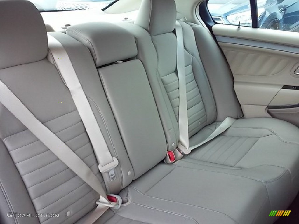 2016 Ford Taurus SE Rear Seat Photo #114286214