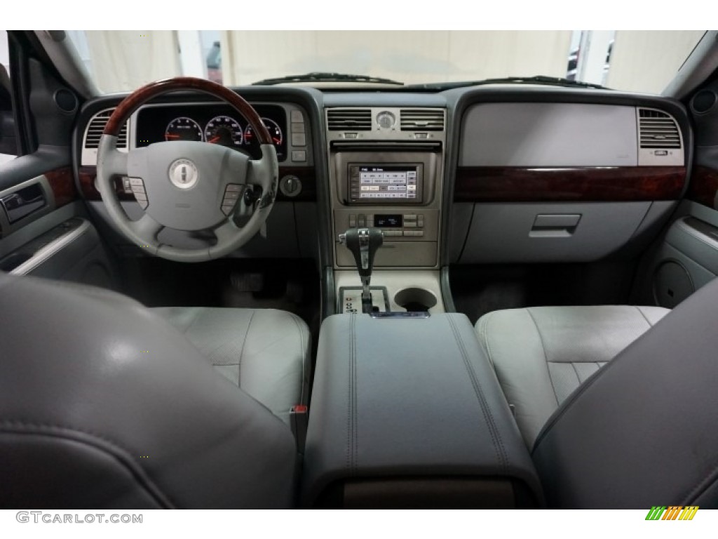 2006 Navigator Luxury 4x4 - Black / Dove Grey photo #31