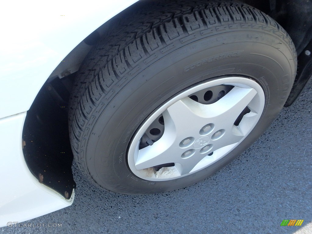 2002 Cavalier Sedan - Bright White / Graphite photo #7