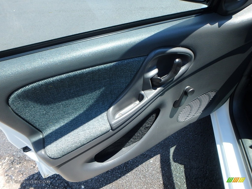 2002 Cavalier Sedan - Bright White / Graphite photo #11