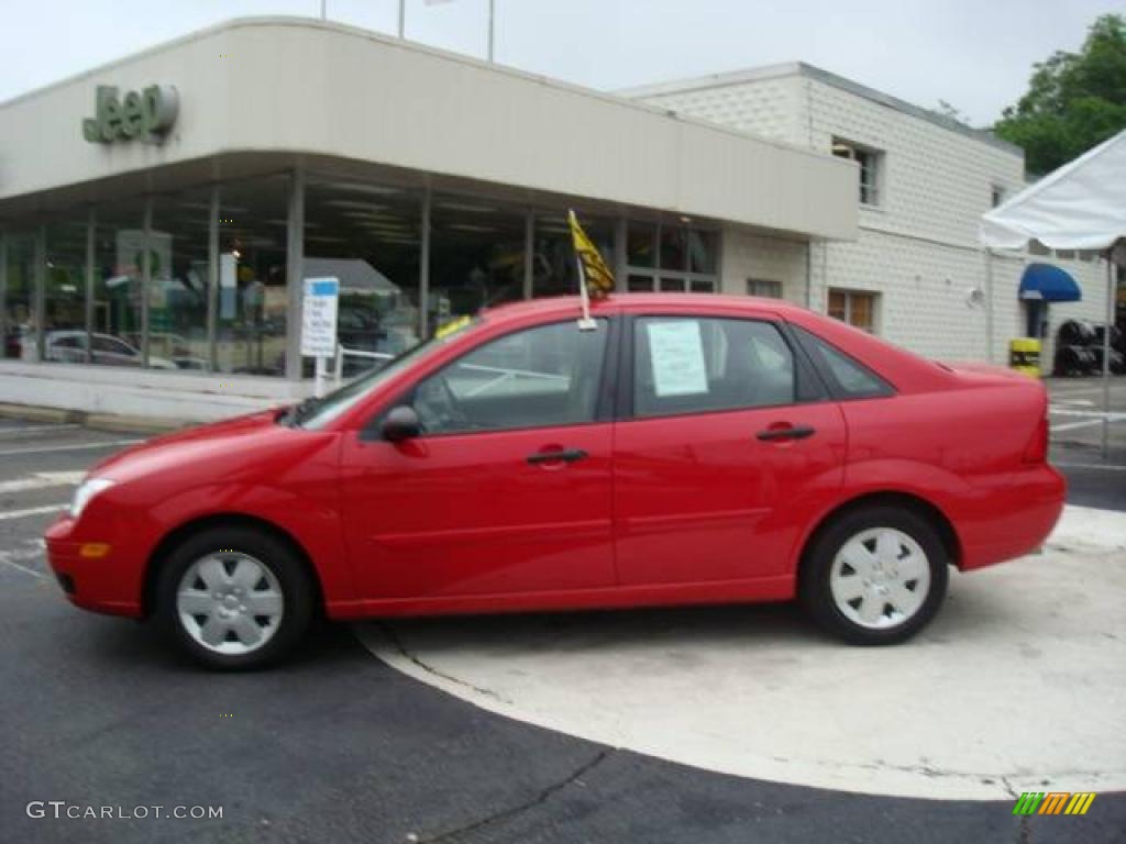 2006 Focus ZX4 SE Sedan - Infra-Red / Dark Flint/Light Flint photo #1