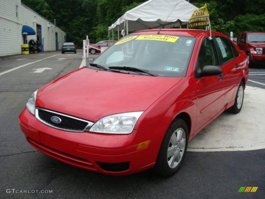 2006 Focus ZX4 SE Sedan - Infra-Red / Dark Flint/Light Flint photo #8