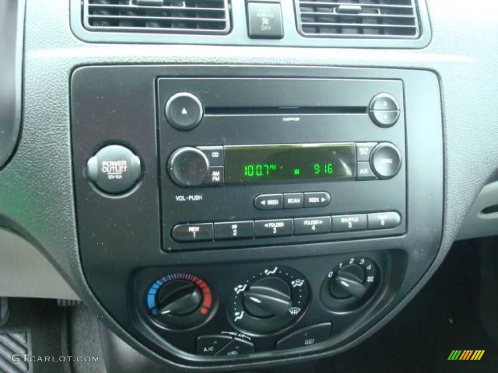 2006 Focus ZX4 SE Sedan - Infra-Red / Dark Flint/Light Flint photo #23