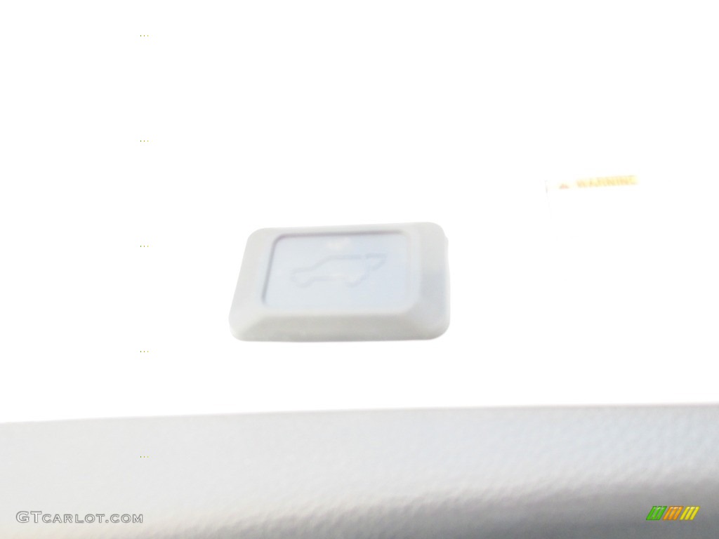 2016 RAV4 XLE - Super White / Ash photo #17