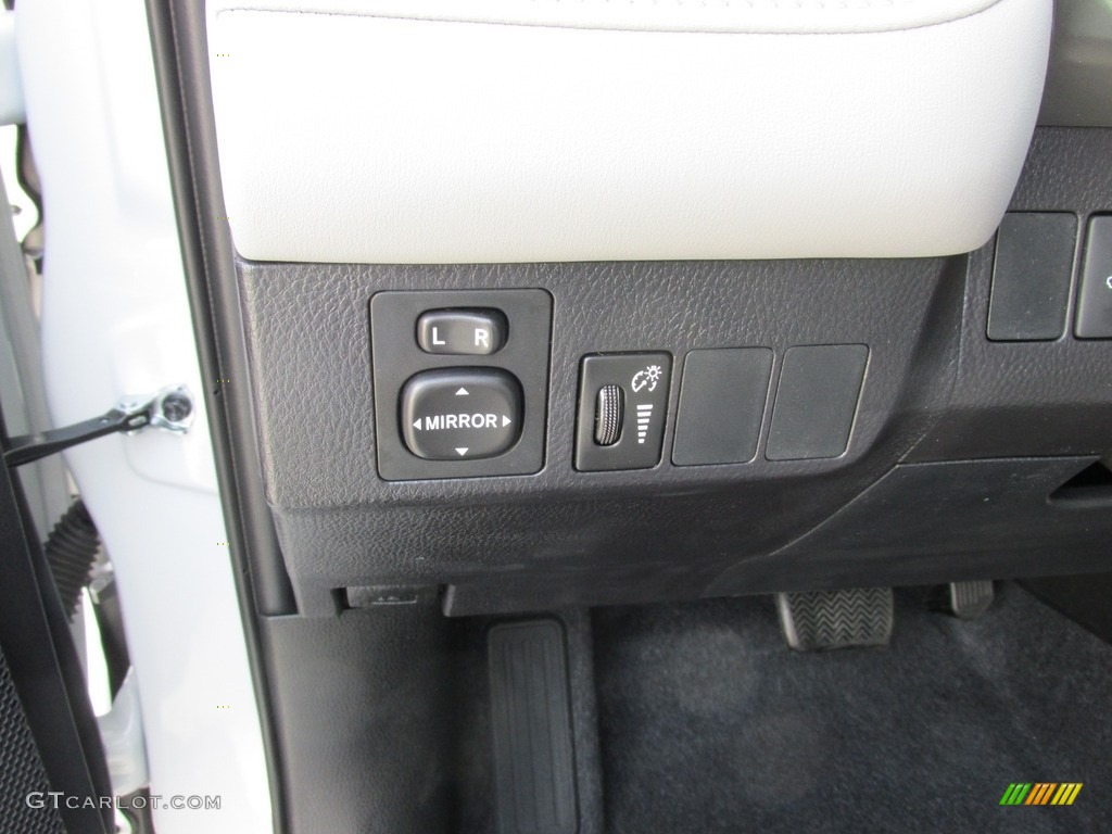 2016 RAV4 XLE - Super White / Ash photo #32