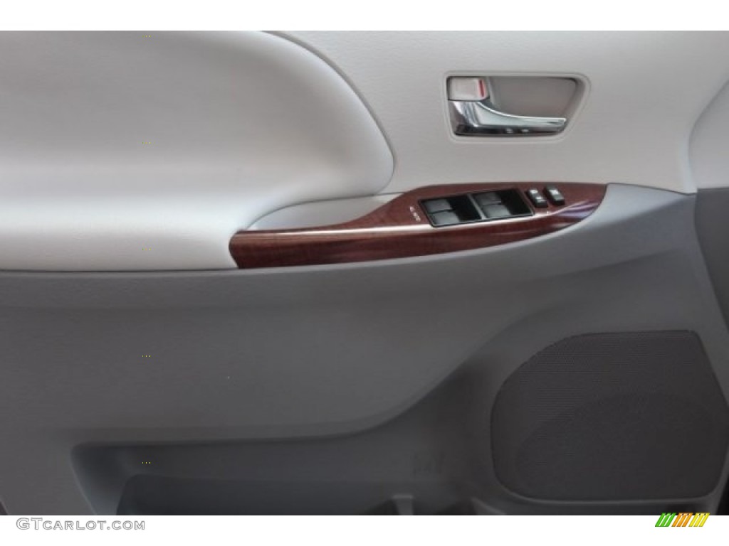 2014 Sienna XLE - Silver Sky Metallic / Light Gray photo #7