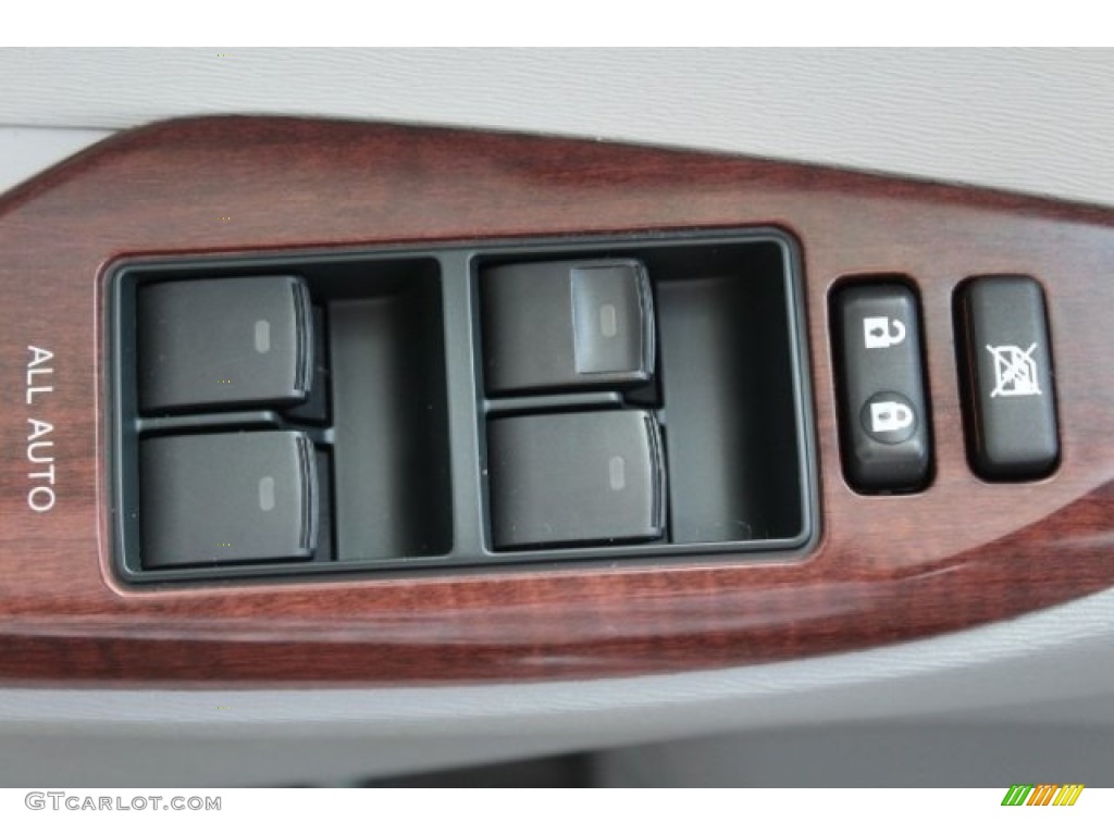 2014 Sienna XLE - Silver Sky Metallic / Light Gray photo #8