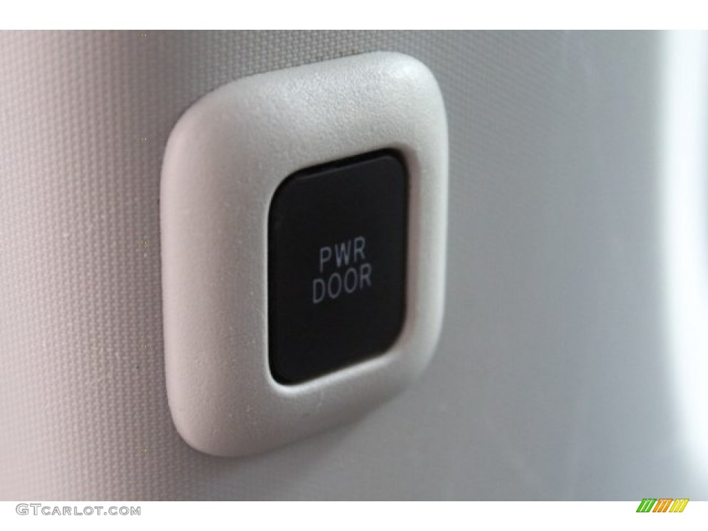 2014 Sienna XLE - Silver Sky Metallic / Light Gray photo #30