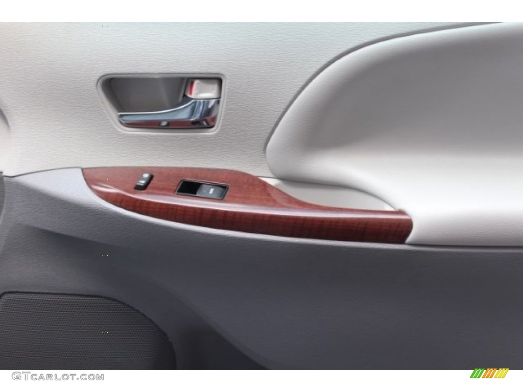 2014 Sienna XLE - Silver Sky Metallic / Light Gray photo #35