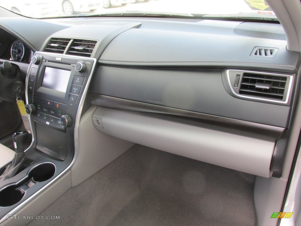 2017 Toyota Camry LE Ash Dashboard Photo #114353283