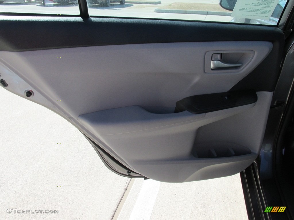 2017 Toyota Camry SE Ash Door Panel Photo #114353472