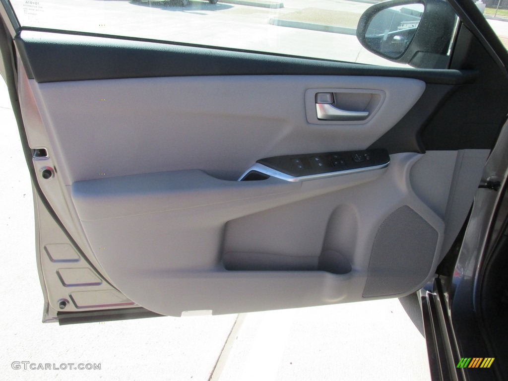 2017 Toyota Camry SE Ash Door Panel Photo #114353486