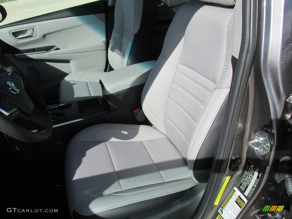 2017 Toyota Camry SE Front Seat Photo #114353499
