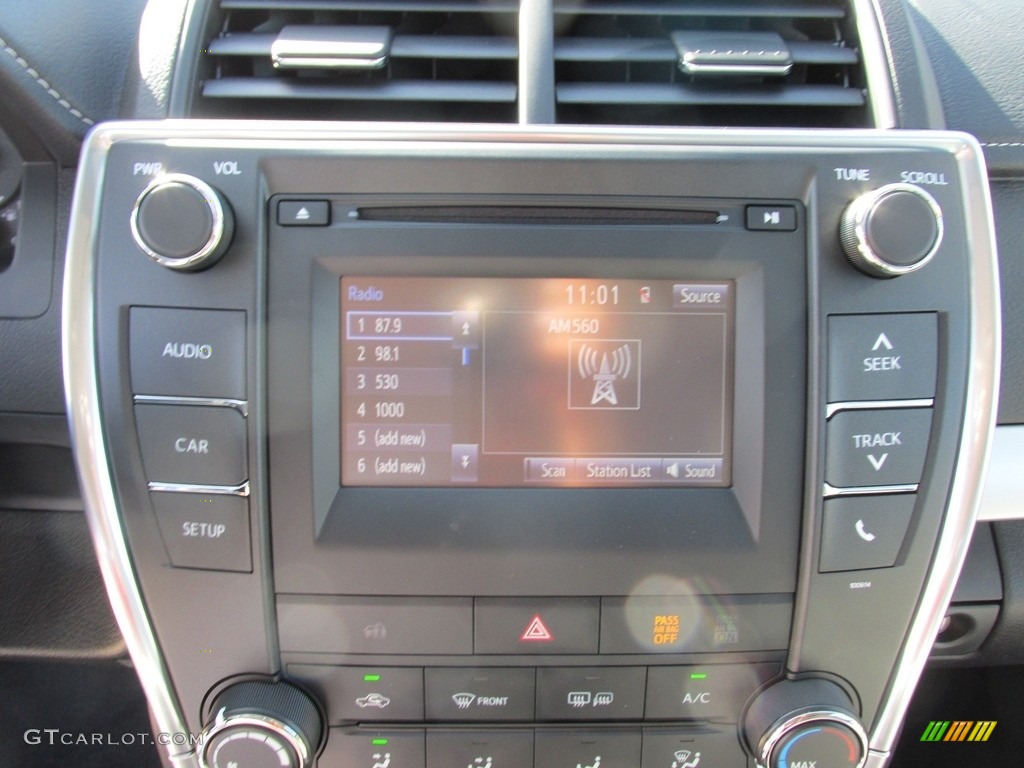 2017 Toyota Camry SE Controls Photo #114353529