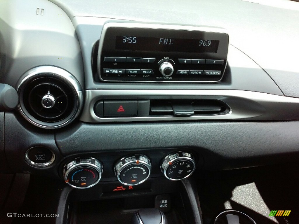 2017 Fiat 124 Spider Classica Roadster Controls Photo #114366820
