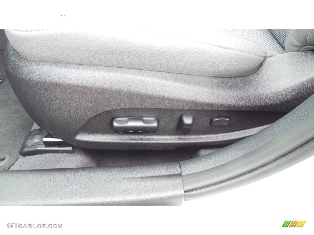 2013 Sonata SE - Radiant Silver / Gray photo #17