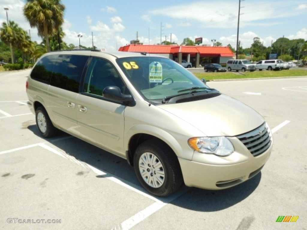 2005 Chrysler Town & Country LX Exterior Photos