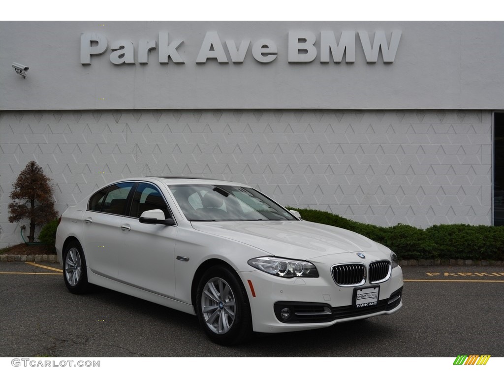 2016 5 Series 528i xDrive Sedan - Alpine White / Black photo #1