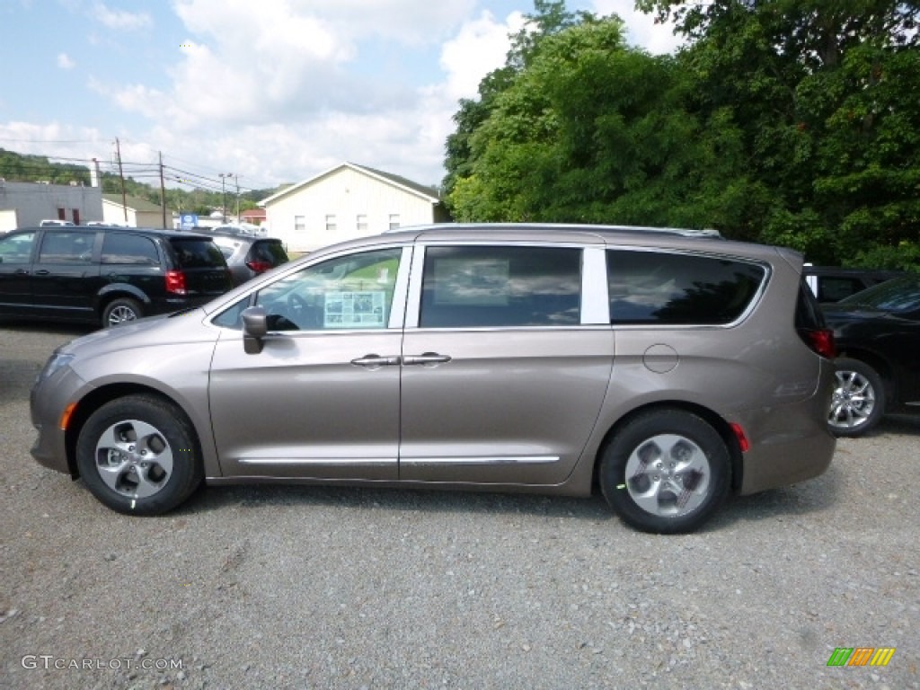 2017 Pacifica Touring L Plus - Molten Silver / Black/Alloy photo #3